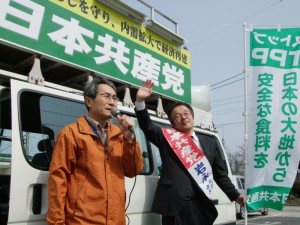 大山口駅前で、TPP参加表明に抗議する大森町議と岩永参院選候補