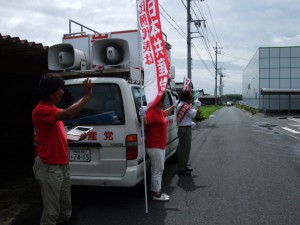 中山のスーパー丸合前で…買い物に来た老夫婦がじっと聞き入っておられた